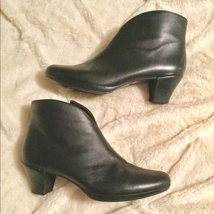 Munro black booties - size 9
